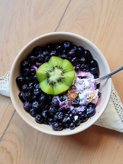 Una foto de Smoothie bowl de yogur griego con corazón de mantequilla de maní 🥜 🥣