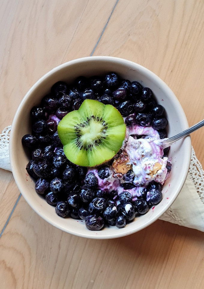 Una foto de Smoothie bowl de yogur griego con corazón de mantequilla de maní 🥜 🥣
