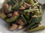 Une photo de haricots verts frais