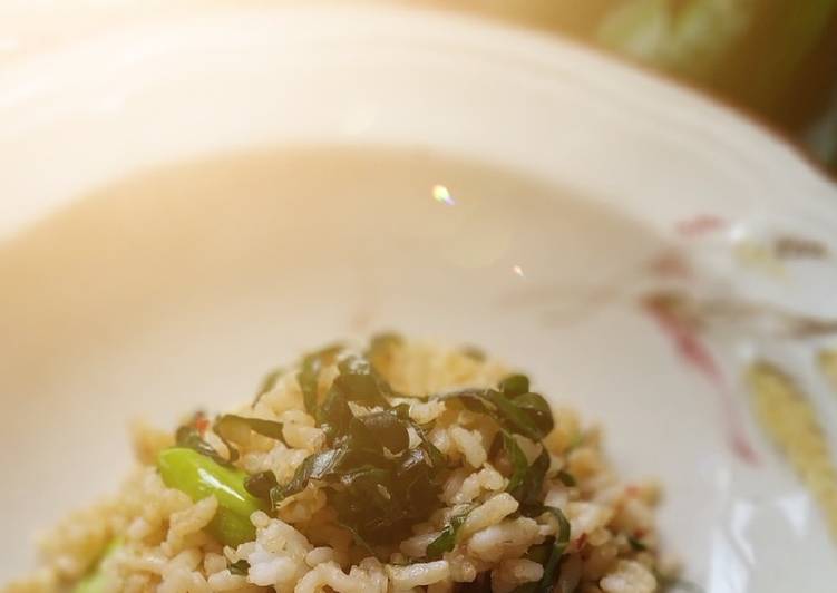 Cara Termudah Menyiapkan Nasi goreng pete daun mengkudu Menggugah Selera