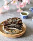 The sticky rice cake with sweet black sesame paste