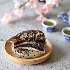 A picture of The sticky rice cake with sweet black sesame paste.