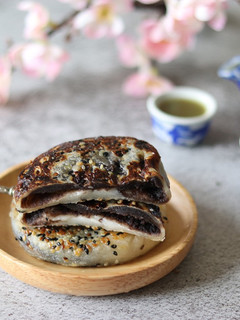 A picture of The sticky rice cake with sweet black sesame paste.
