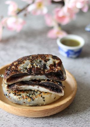 A picture of The sticky rice cake with sweet black sesame paste.