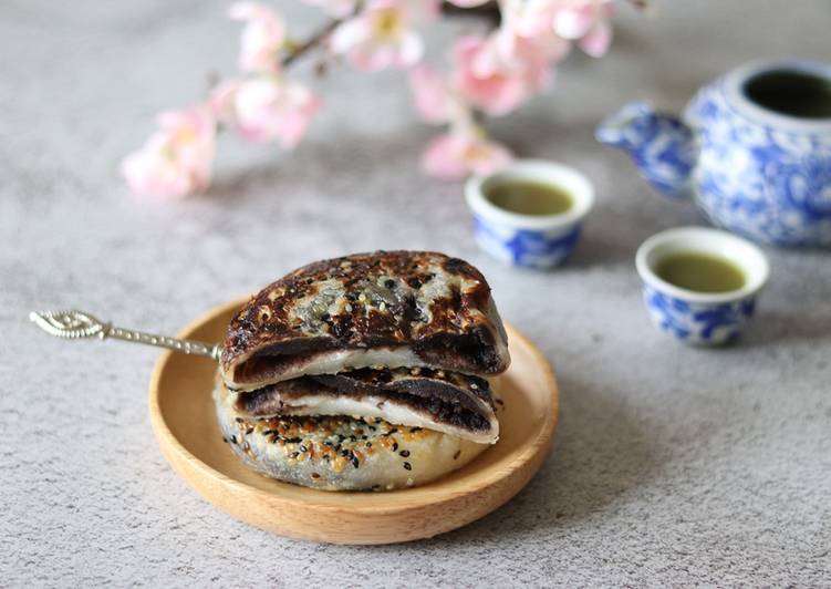 The sticky rice cake with sweet black sesame paste