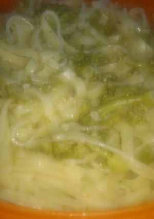 Una foto de Fideos con brócoli y crema