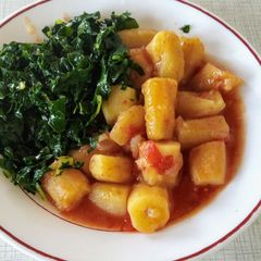 A picture of Matoke(Kaganda) with spinach.