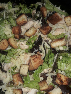 Una foto de Ensalada de pollo y hojas verdes