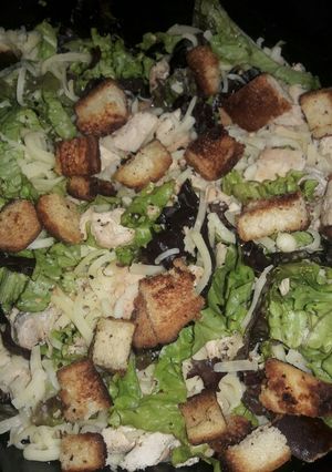 Una foto de Ensalada de pollo y hojas verdes