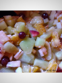 Una foto de Ensalada de frutas. {Festiva}