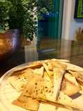 Crostini com flor de sal ervas finas