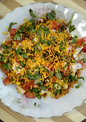 A picture of Aloo and Papri Chaat.