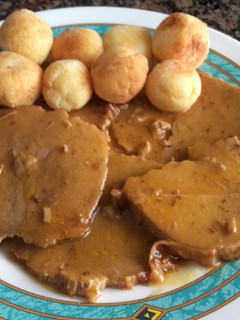 Una foto de Redondo de ternera asado, y patatas duquesas