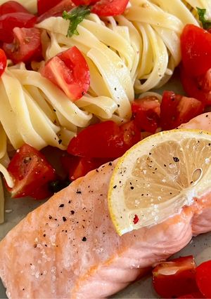 Une photo de Saumon Sauce Vierge avec Tagliatelles