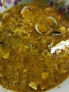 Una foto de Sopa de almejas con arroz al vino blanco