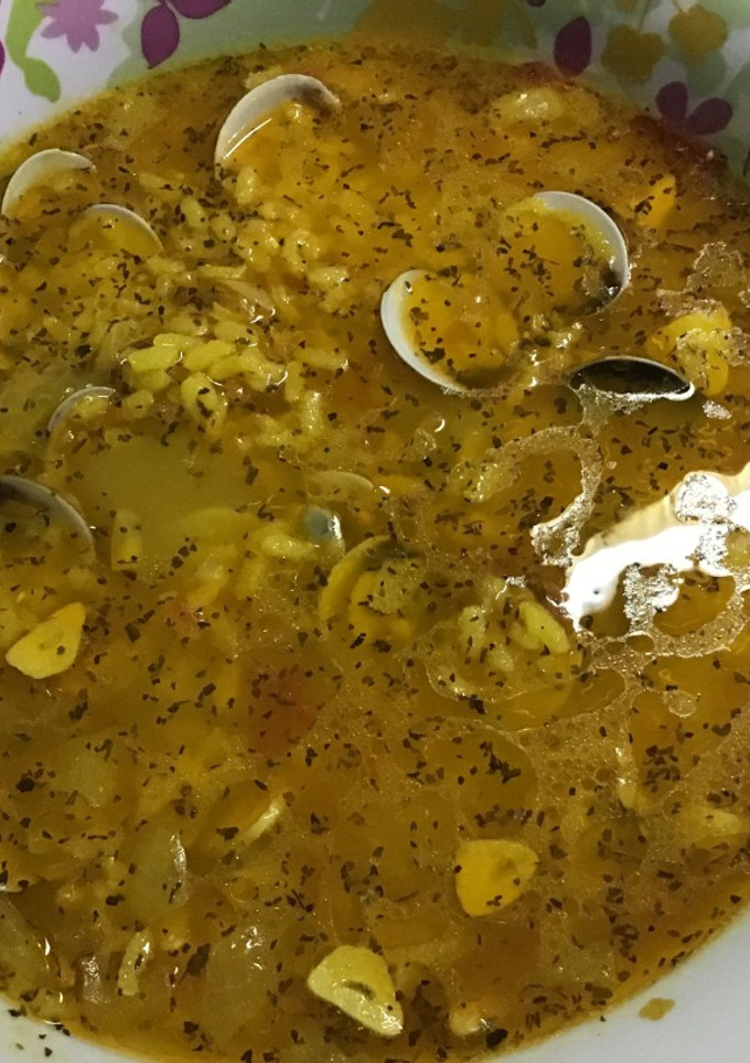 Una foto de Sopa de almejas con arroz al vino blanco