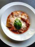 Ravioli rellenos de queso y espinacas en salsa de tomate