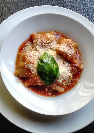 Una foto de Ravioli rellenos de queso y espinacas en salsa de tomate