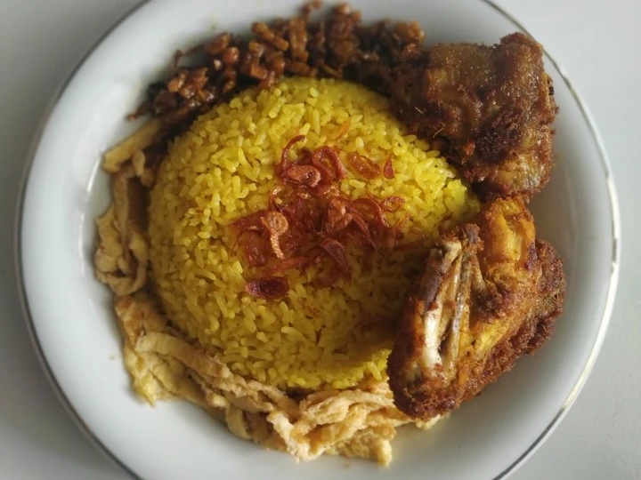 Langkah Mudah untuk Membikin Resep  Nasi kuning praktis yang Menggugah Selera, Lezat Sekali