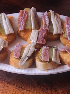 Una foto de Aperitivo de pepinillo con anchoas y boquerones