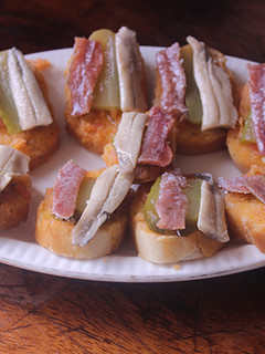 Una foto de Aperitivo de pepinillo con anchoas y boquerones