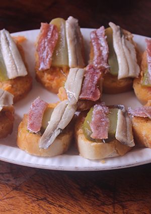 Foto principal de Aperitivo de pepinillo con anchoas y boquerones