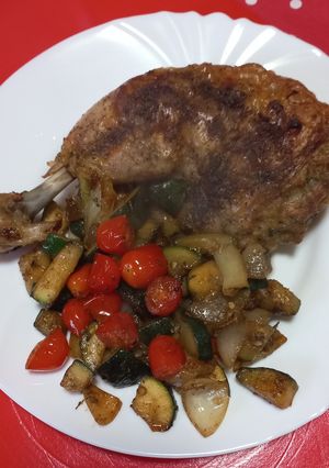 Töltött csirkecomb grillezett zöldséggel recept fotója
