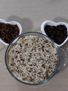 عکسی از دستور عدس پلو با کشمش و پیاز داغ