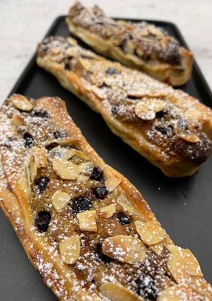 Une photo de Crousti-galette du chef François Perret à la crème d’amandes/pistaches et myrtilles