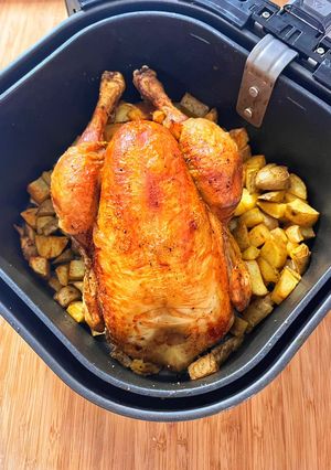 Une photo de Poulet rôti / pommes de terre à l’air fryer