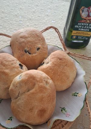 Una foto de Bollos de aceite de oliva con aceitunas negras en freidora de aire