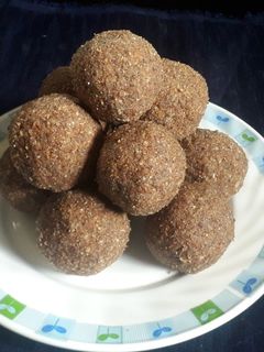 नाचणी डिंक लाडू (nachni dink laddu recipe in marathi) रेसिपी चे मुख्य फोटो
