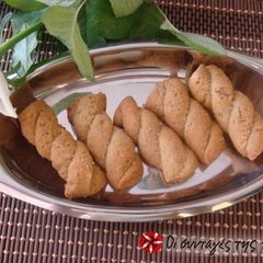 A picture of Cookies with red wine and sesame seeds.