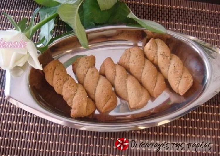 Cookies with red wine and sesame seeds