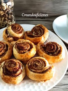 Una foto de Cinnamon rolls de hojaldre