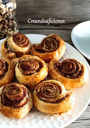 Una foto de Cinnamon rolls de hojaldre