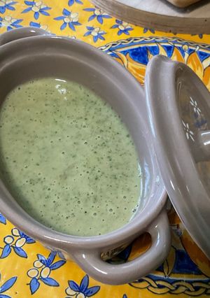 Une photo de Sauce salade à la moutarde, noisette, abricot et persil