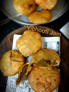 खस्ता मटर कचौड़ी (Khasta matar kachori recipe in Hindi) रेसिपी मुख्य फोटो