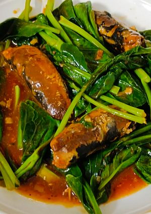 รูปของ "ยอดคะน้าผัดปลากระป๋อง" 🐟🌿😋