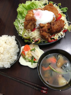 Una foto de El dorado de KARAAGUE-DON Japonés QUIN-NO-KARAAGUE-DON🇺🇾🇯🇵金のから揚げ丼
