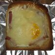 Tuesta de huevo, queso y bacon en pan de molde
