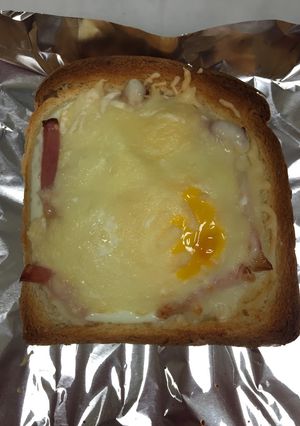 Foto principal de Tuesta de huevo, queso y bacon en pan de molde