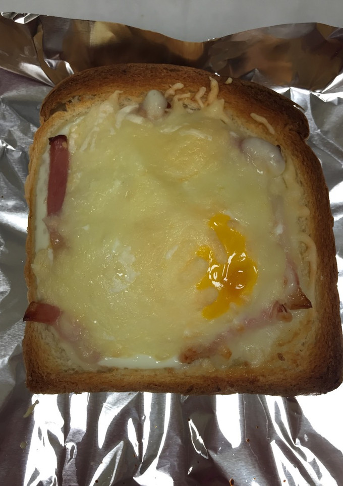 Una foto de Tuesta de huevo, queso y bacon en pan de molde