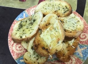Una foto de Pan con ajo y parmesano
