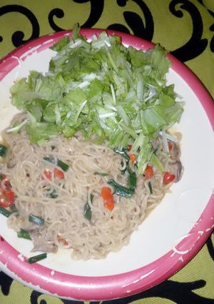 A picture of Noodles and lettus.