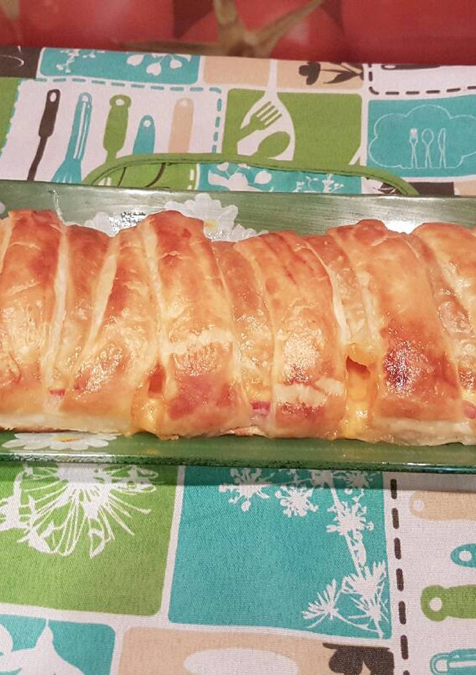 Una foto de Trenza de hojaldre de jamón y queso