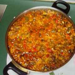 Una foto de Arroz con conejo cremoso
