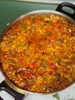 Una foto de Arroz con conejo cremoso