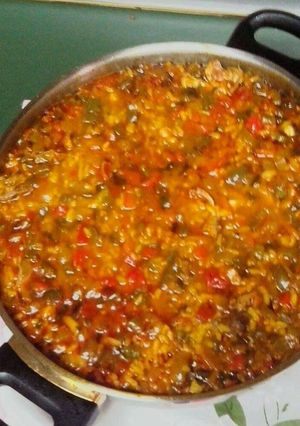 Una foto de Arroz con conejo cremoso