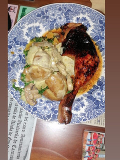 Una foto de Pollo a la miel con papas al ajillo